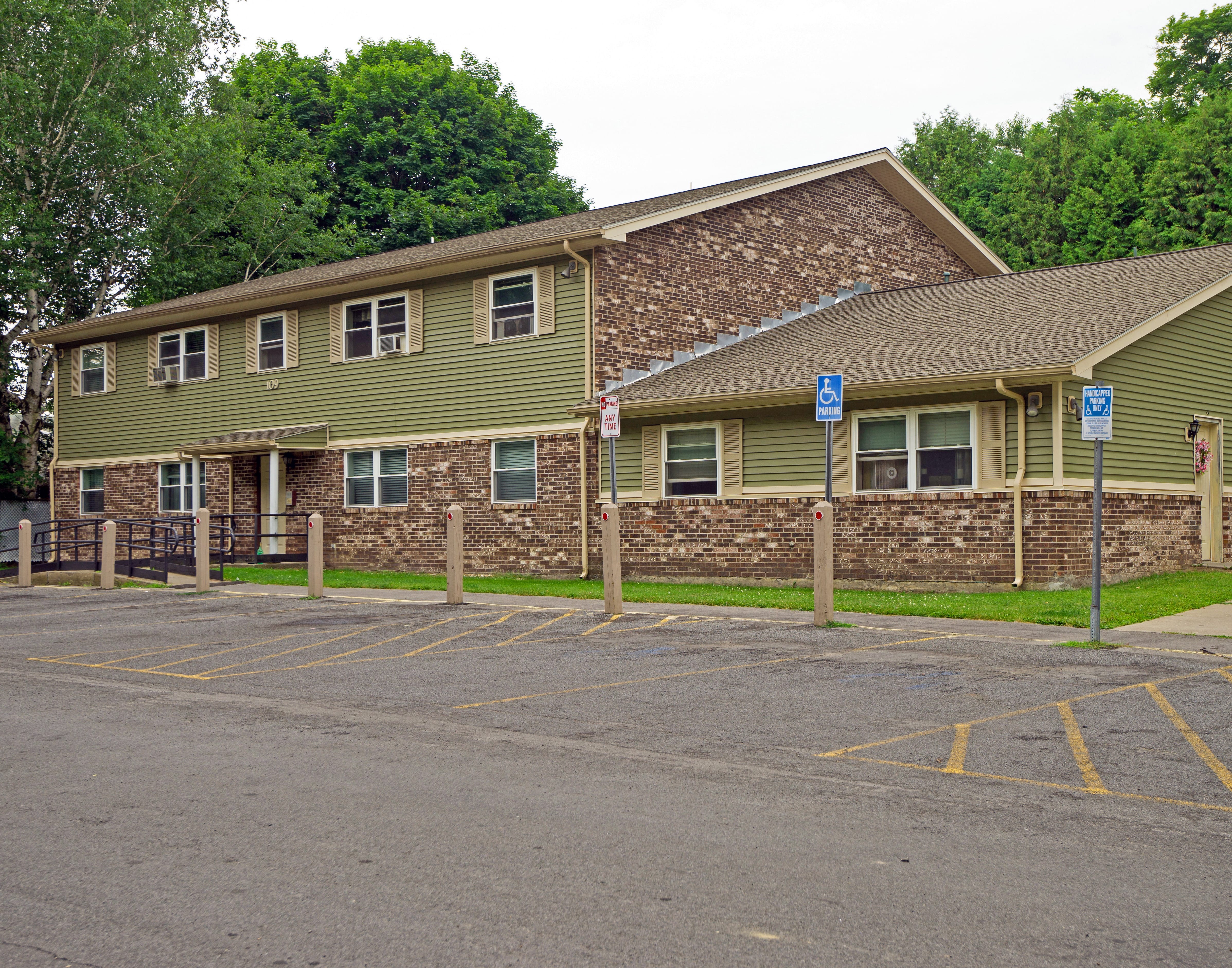 Colonial Manor Apartments